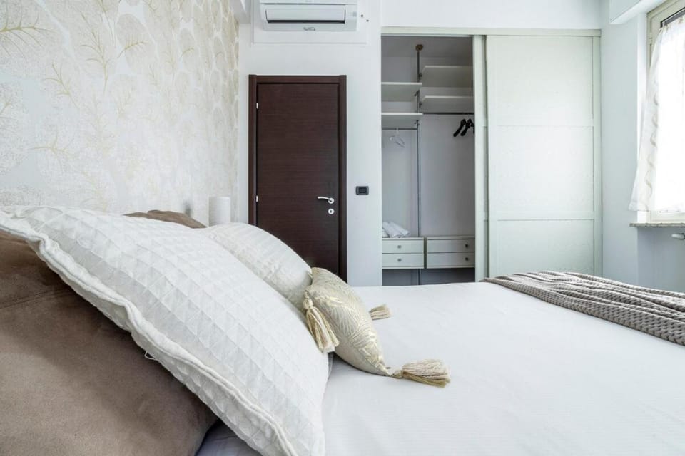 Bed, Photo of the whole room, Bedroom, towels, wardrobe, air conditioner