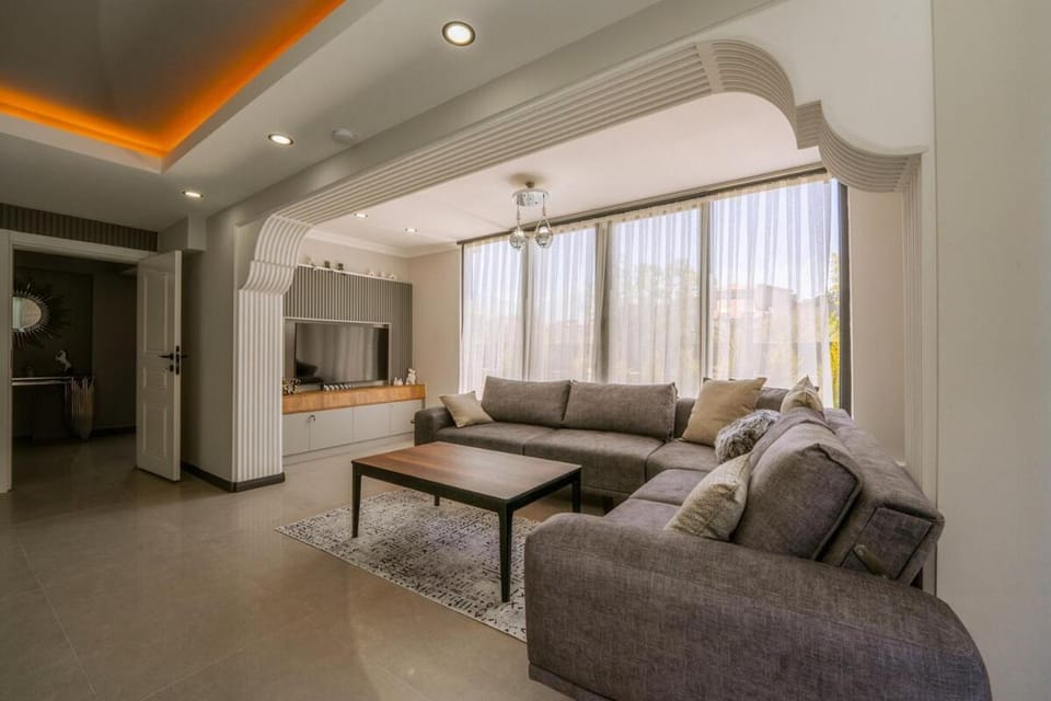 Communal lounge/ TV room, Kitchen or kitchenette, Living room