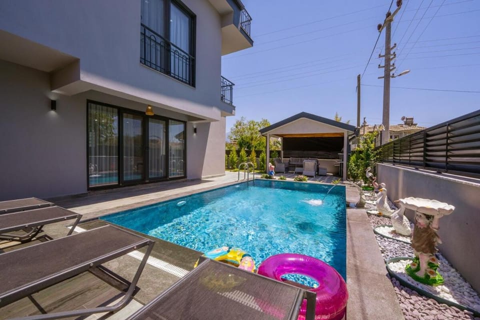 Property building, Patio, Day, Pool view, Swimming pool, sunbed
