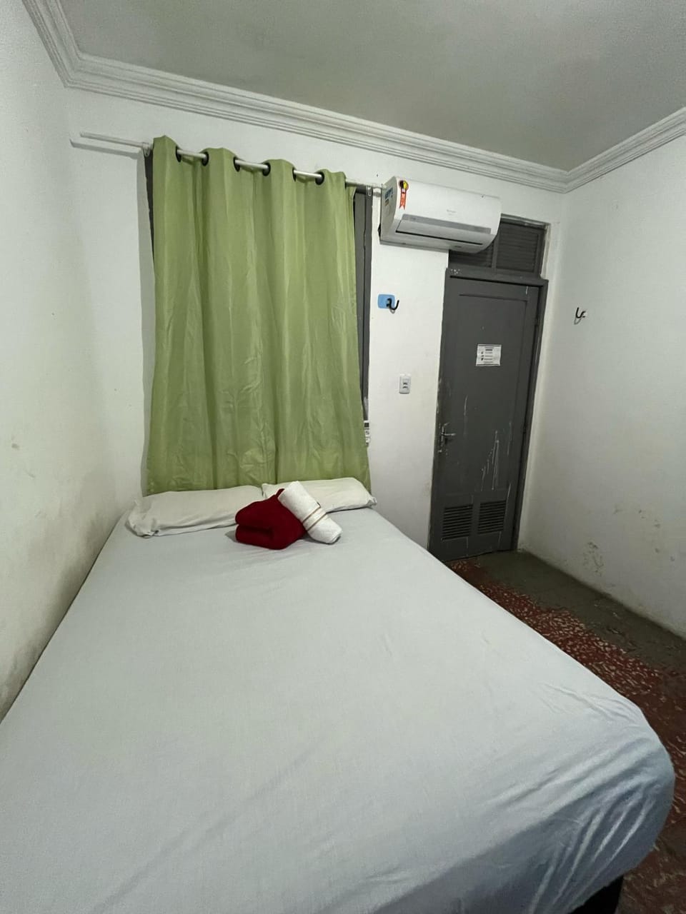 Bed, towels