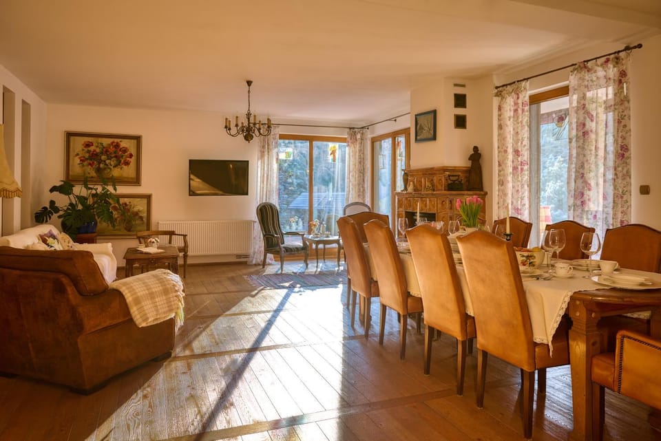 TV and multimedia, Living room, Seating area, Dining area
