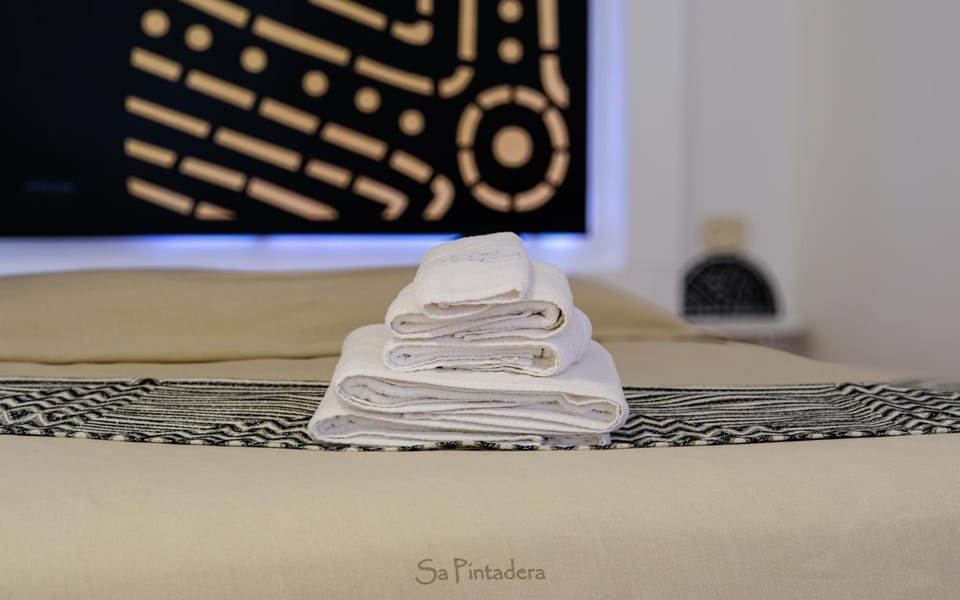 Bed, towels