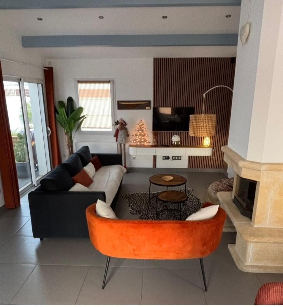 Communal lounge/ TV room, Living room