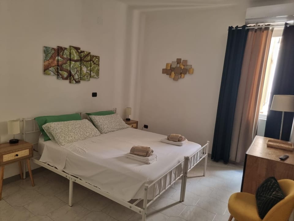 Bed, Bedroom, towels