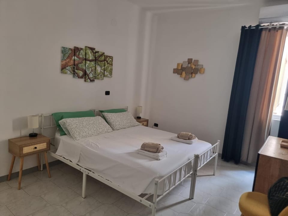 Bed, Bedroom, towels
