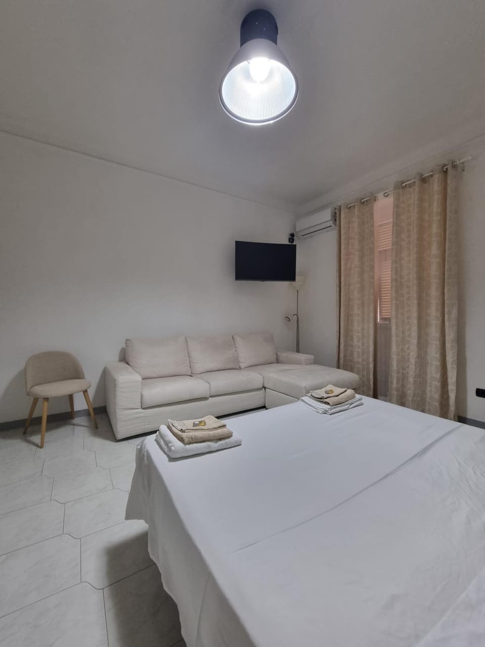 Bed, TV and multimedia, Bedroom