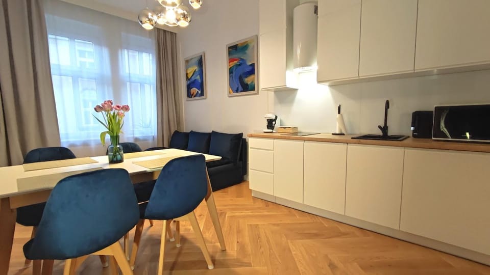 Kitchen or kitchenette, Living room, Seating area, Dining area