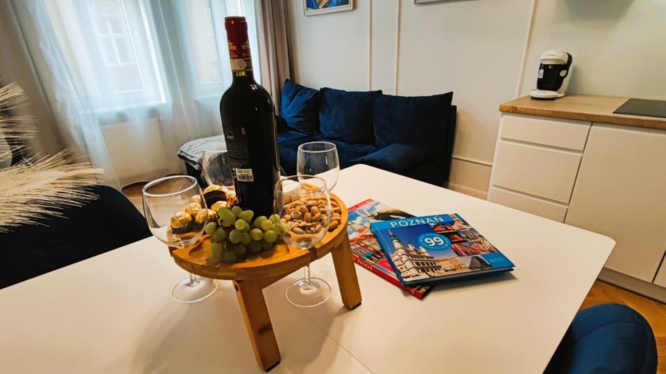 Communal lounge/ TV room, Living room, Dining area, Alcoholic drinks, Alcoholic drinks