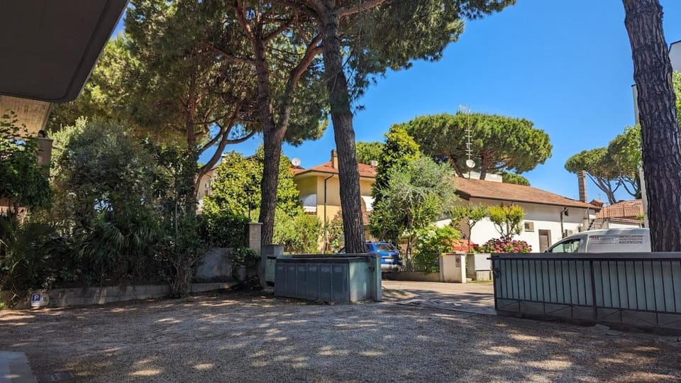 Property building, Neighbourhood, Garden, Garden view, Street view
