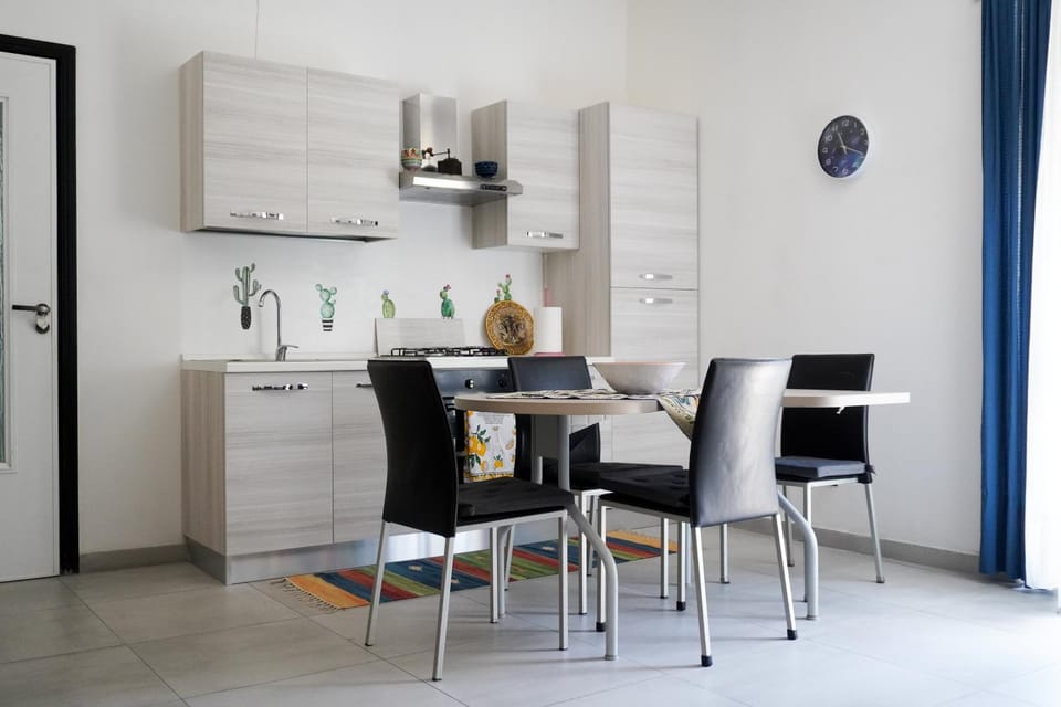 Kitchen or kitchenette, Dining area, stove