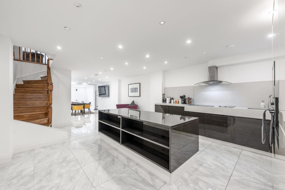Kitchen or kitchenette, Dining area, stove