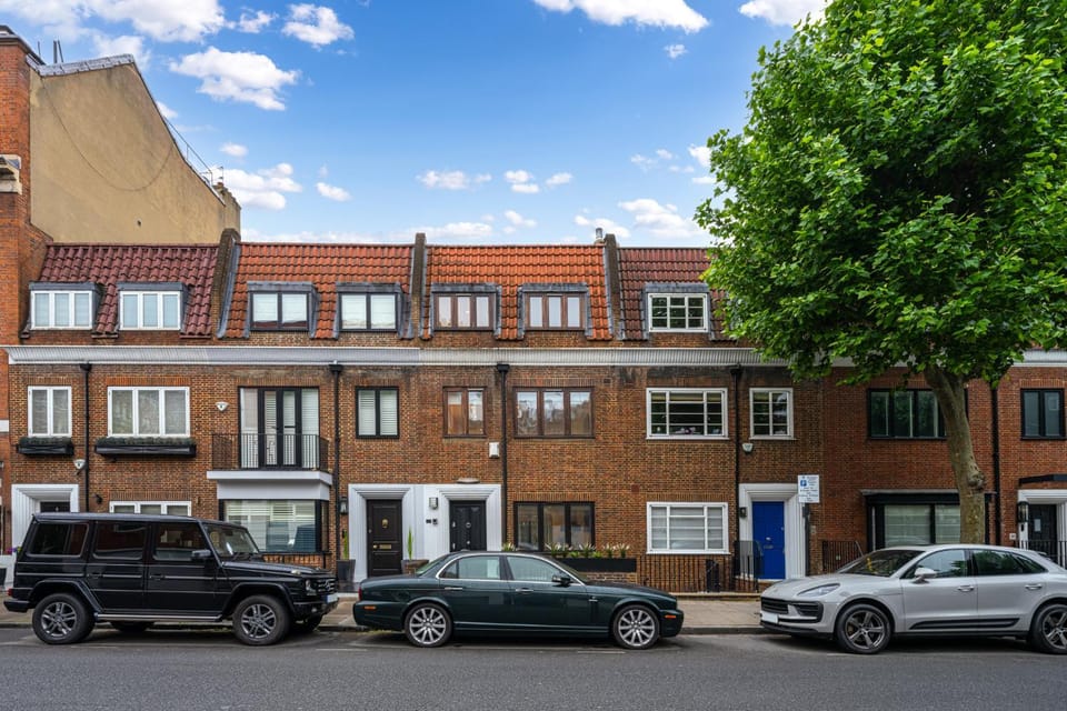 Property building, Day, Neighbourhood, Street view, Location, Parking