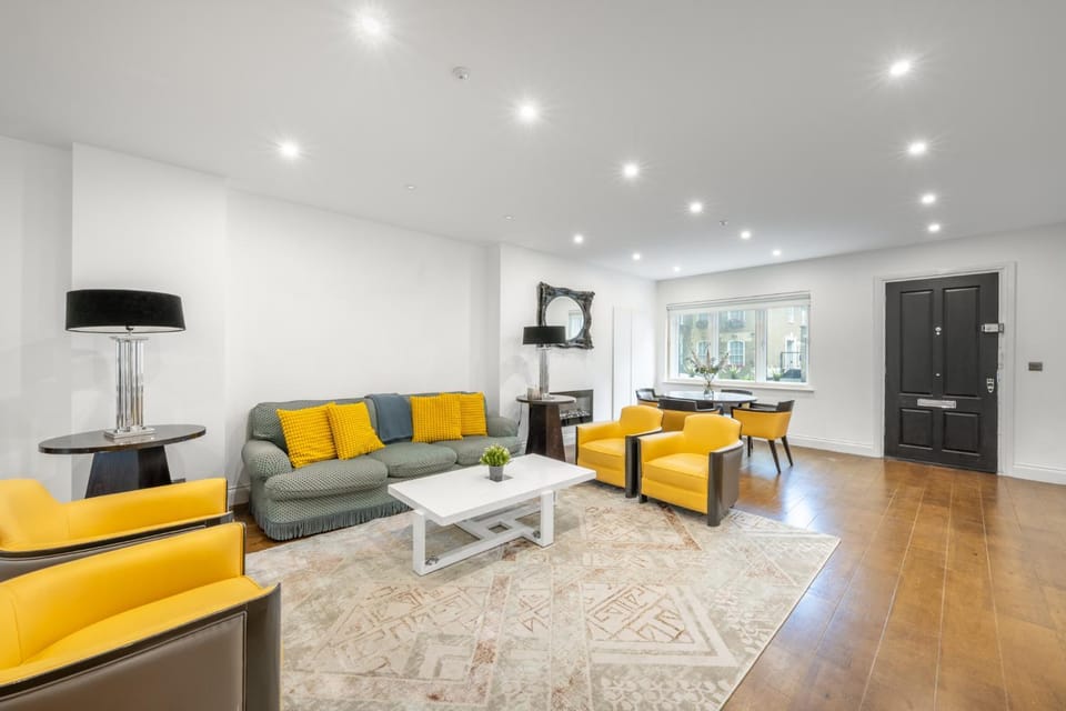 TV and multimedia, Living room, Seating area, Evening entertainment