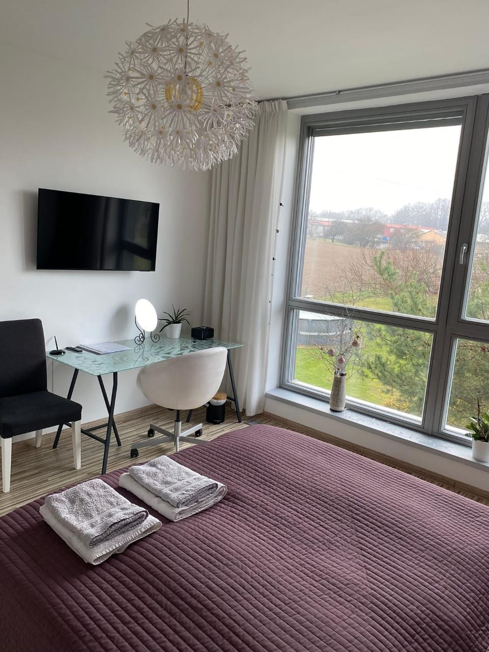 Bed, TV and multimedia, Seating area, towels
