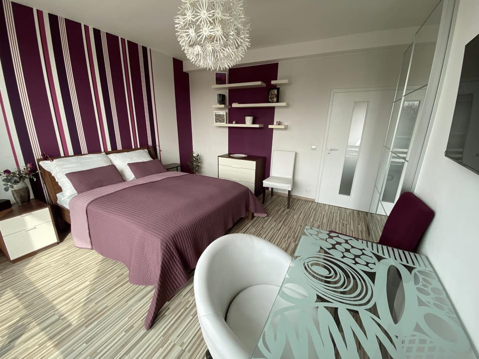 Bed, TV and multimedia, Photo of the whole room, Seating area, wardrobe