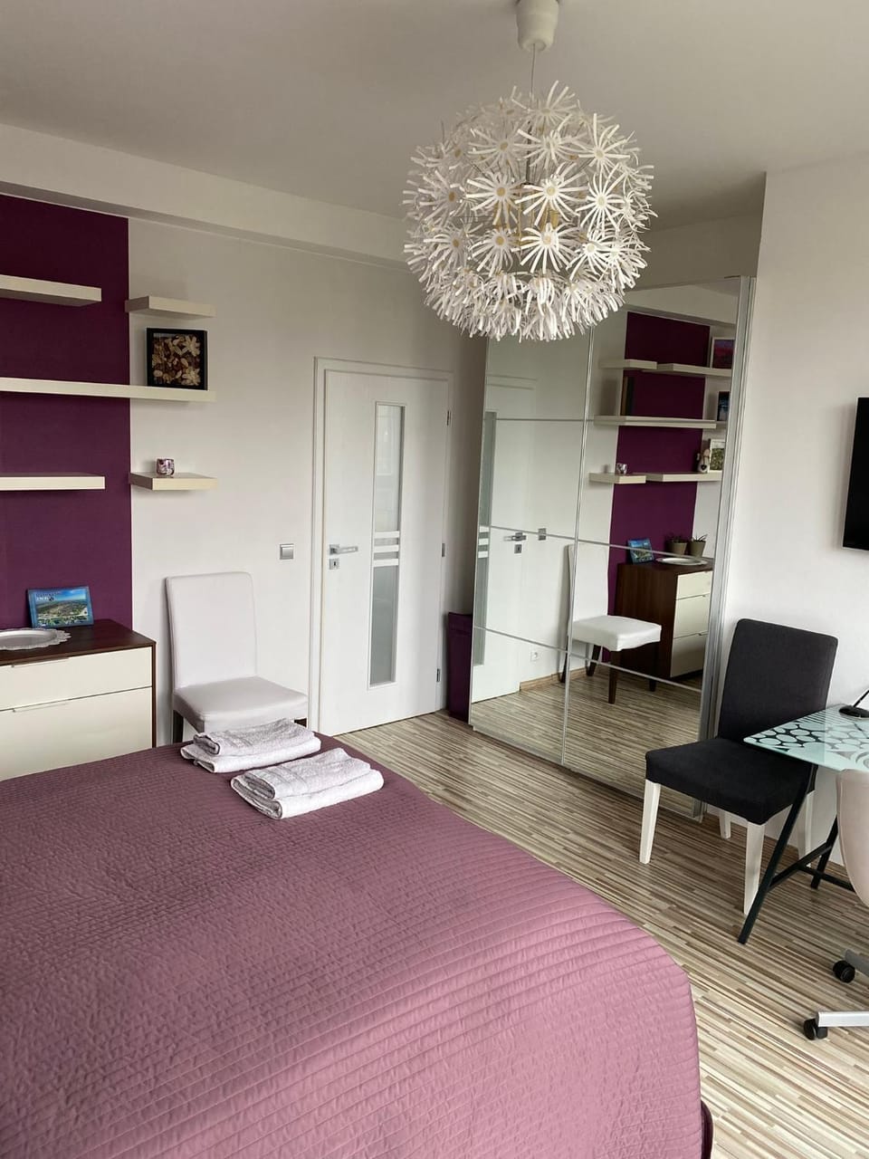 Bed, TV and multimedia, Kitchen or kitchenette, Seating area, wardrobe