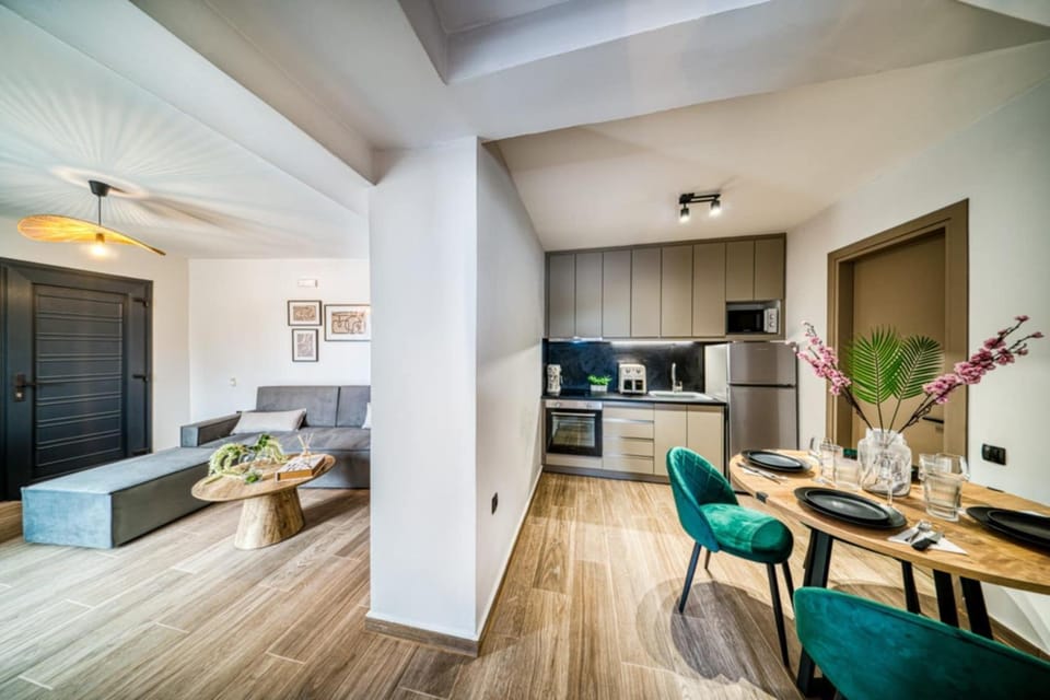 Kitchen or kitchenette, Seating area, Dining area