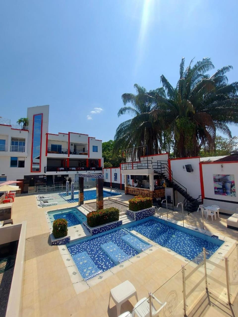 Property building, Day, Pool view, Swimming pool, Location, Parking, sunbed
