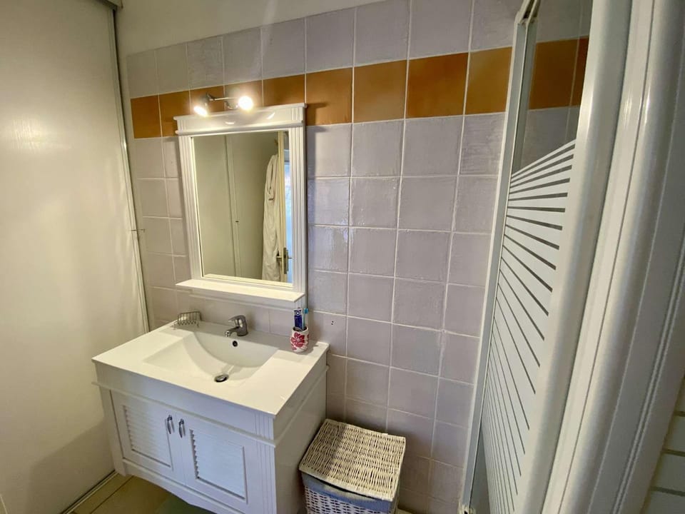 Shower, Bathroom, towels