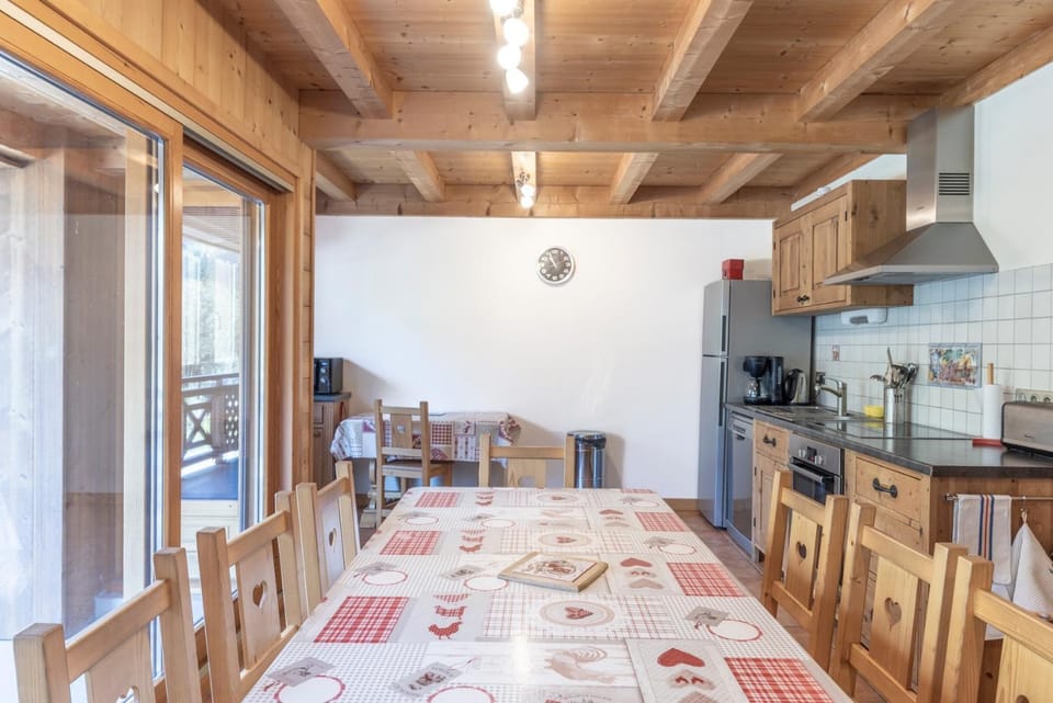 Property building, Kitchen or kitchenette, Living room