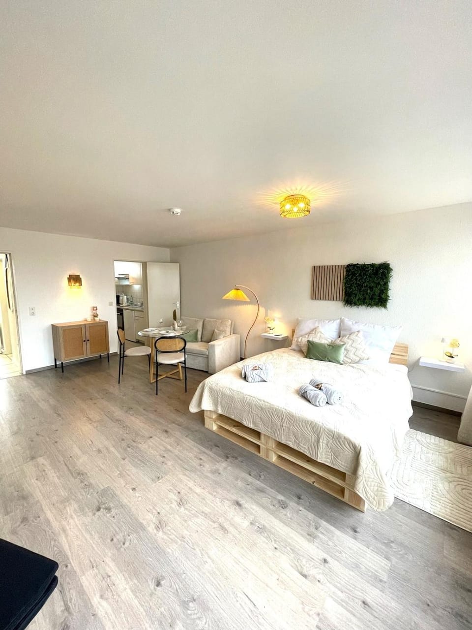 Bed, Living room, Photo of the whole room, Seating area, Bedroom, towels