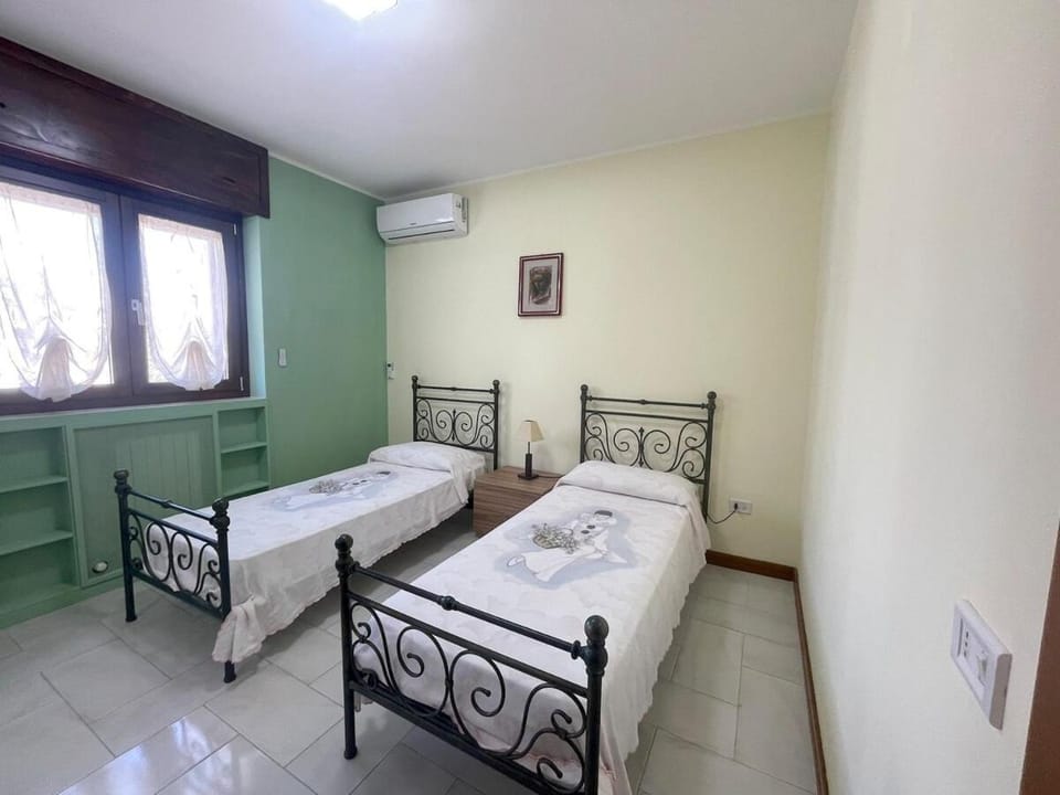 Bedroom, air conditioner