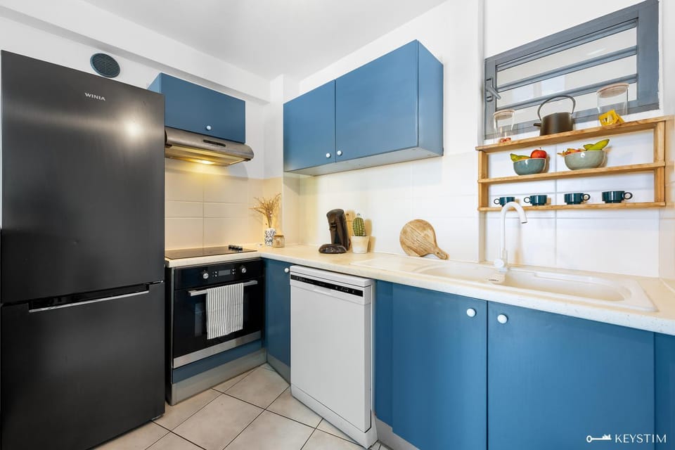Coffee/tea facilities, Kitchen or kitchenette, dishwasher, oven, stove, toaster