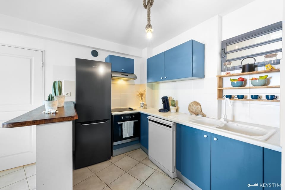 Kitchen or kitchenette, dishwasher, oven, stove