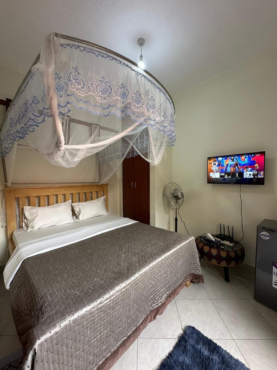 Bed, TV and multimedia, Bedroom