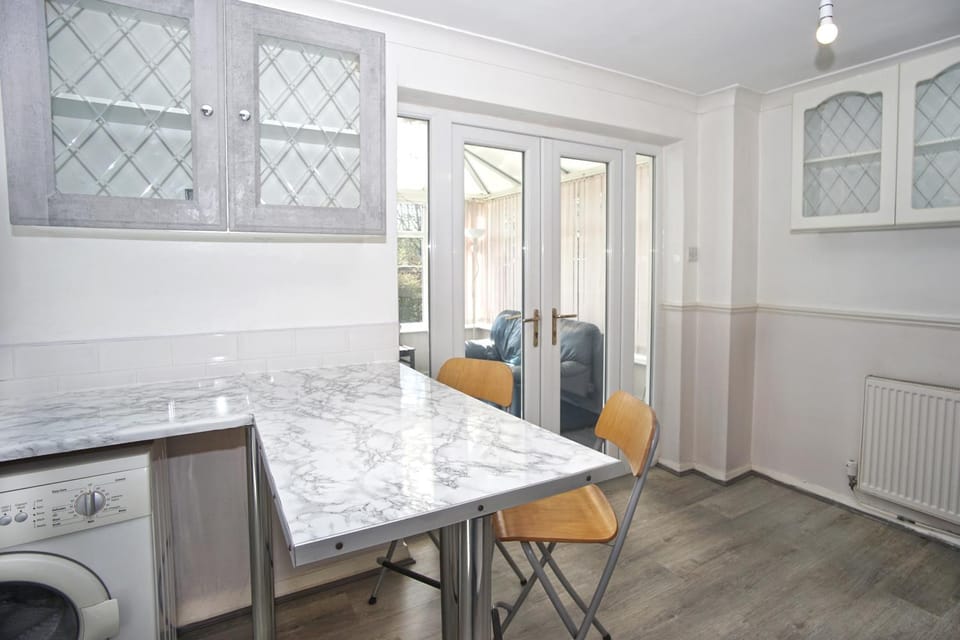 Kitchen or kitchenette, Dining area, washing machine