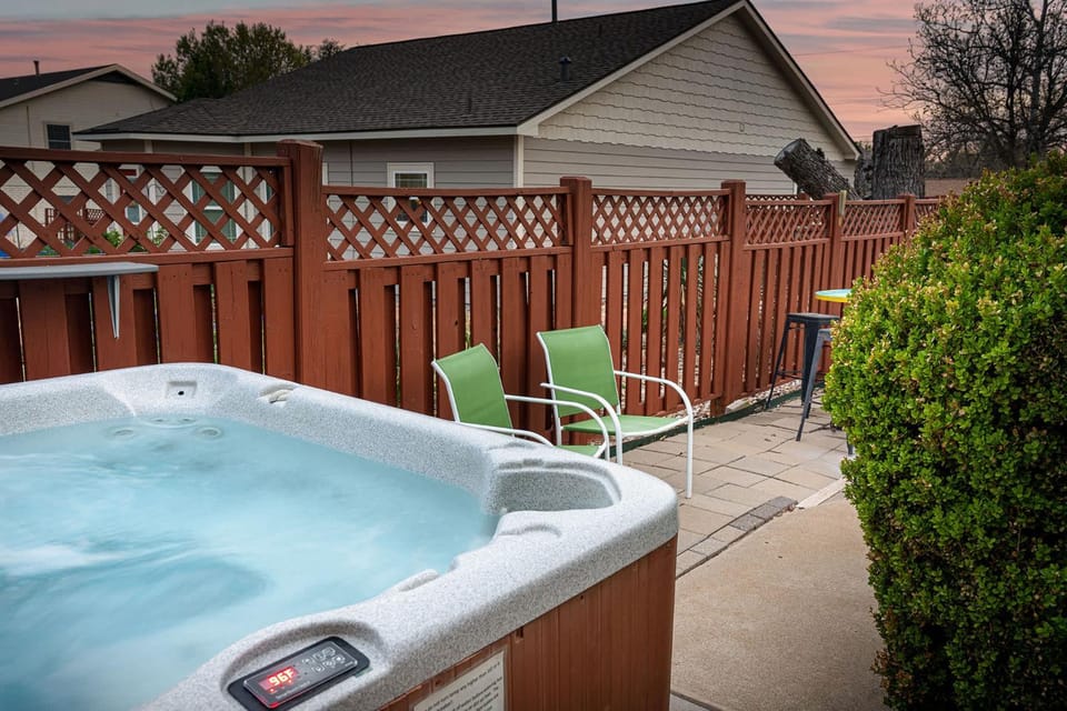 Uncorked Cottage - Hot Tub & Heated Pool House in Fredericksburg