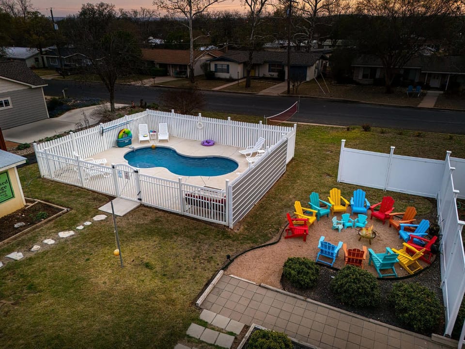Uncorked Cottage - Hot Tub & Heated Pool House in Fredericksburg