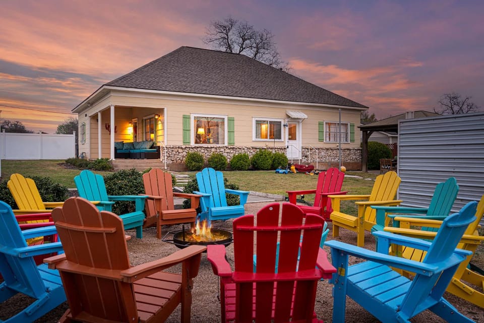 Uncorked Cottage - Hot Tub & Heated Pool House in Fredericksburg