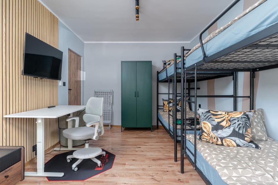 Communal lounge/ TV room, Bed, TV and multimedia, Living room, Photo of the whole room, Seating area, Evening entertainment, Bedroom, wardrobe, air conditioner