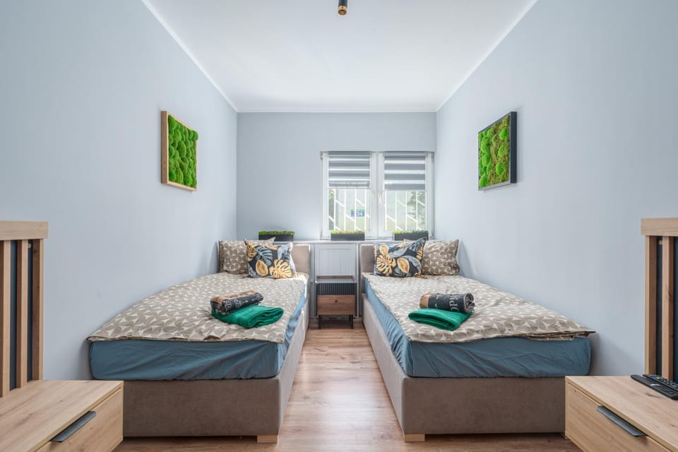 Bed, TV and multimedia, Living room, Photo of the whole room, Seating area, Bedroom