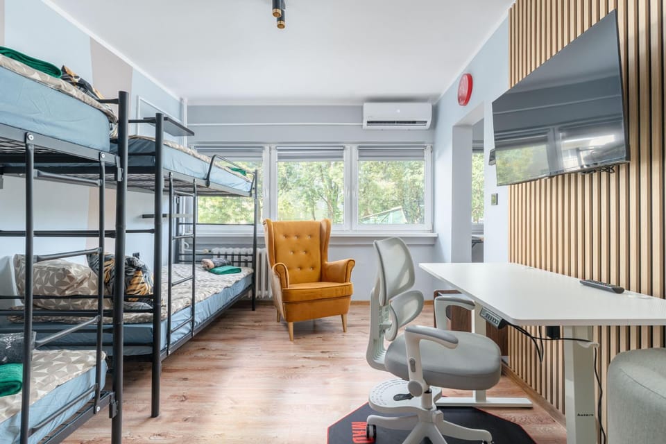 Bed, TV and multimedia, Living room, Photo of the whole room, Seating area, Bedroom, air conditioner