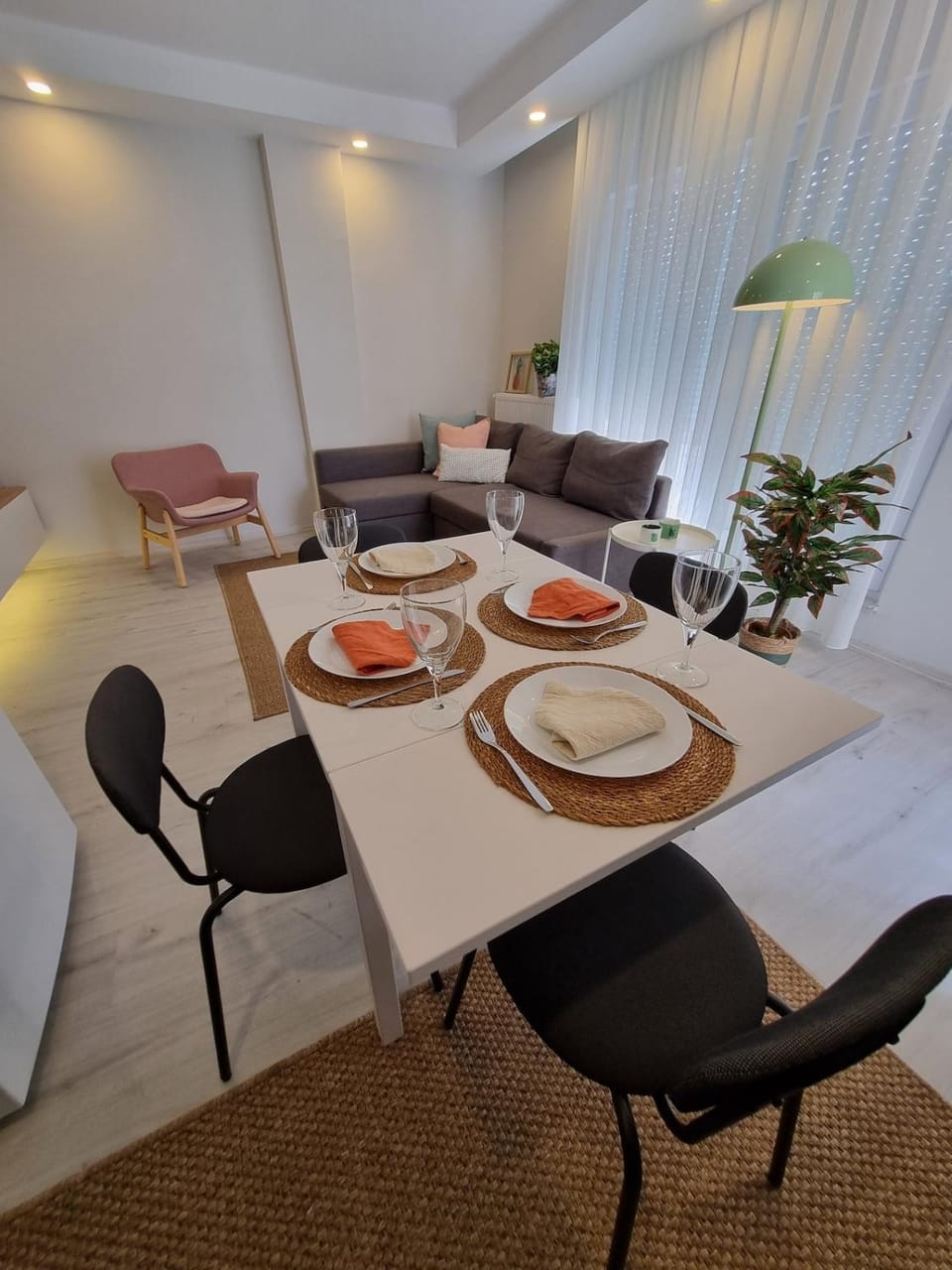 Living room, Food and drinks, Seating area, Dining area
