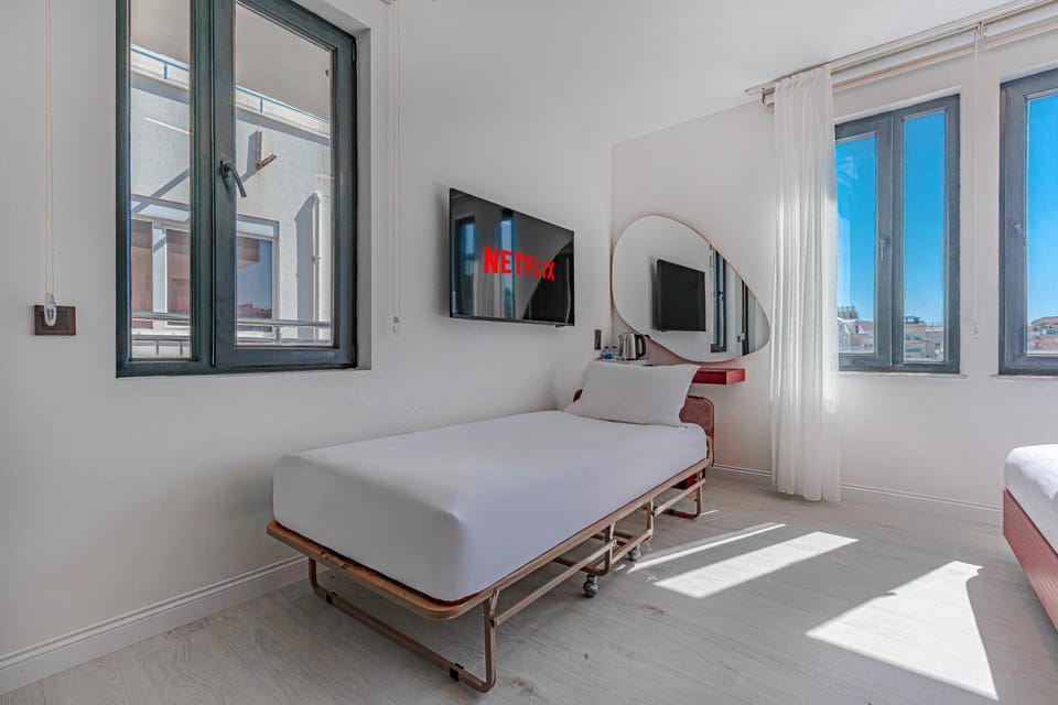 Bed, TV and multimedia, Photo of the whole room, Bedroom