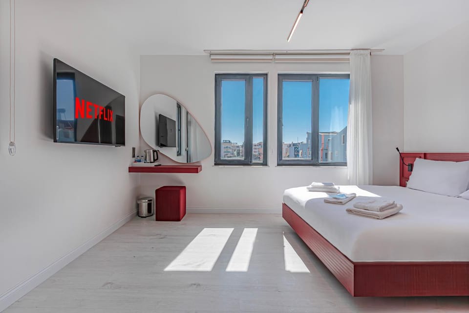 Bed, TV and multimedia, Photo of the whole room, Bedroom, towels