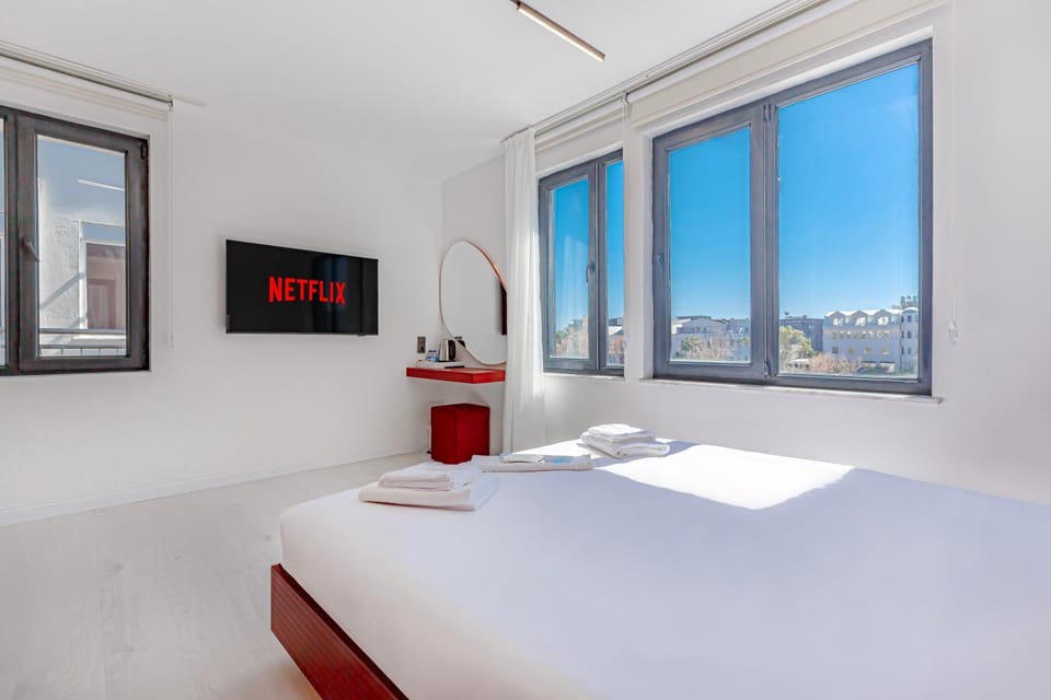 Bed, TV and multimedia, Photo of the whole room, Bedroom