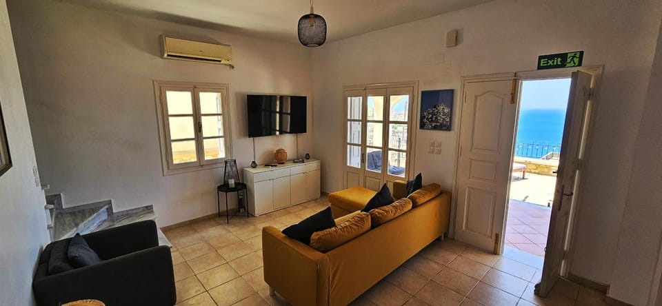 TV and multimedia, Living room, Seating area, Evening entertainment