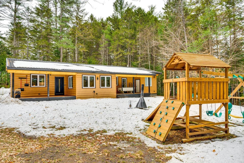 Porch & 1-Acre Yard: White Mountains Hideaway House in Thornton