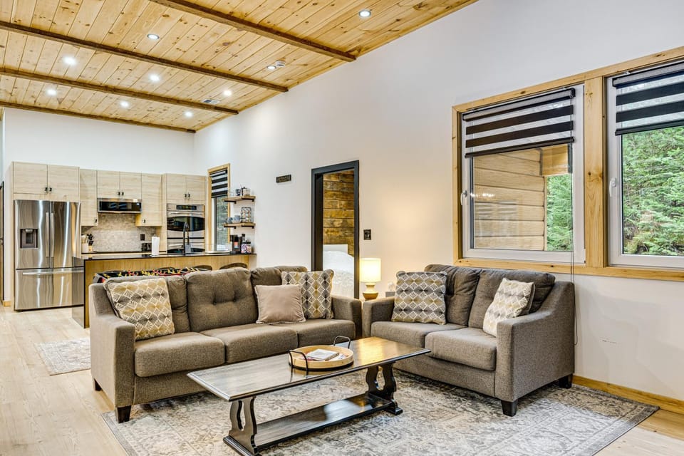 Porch & 1-Acre Yard: White Mountains Hideaway House in Thornton