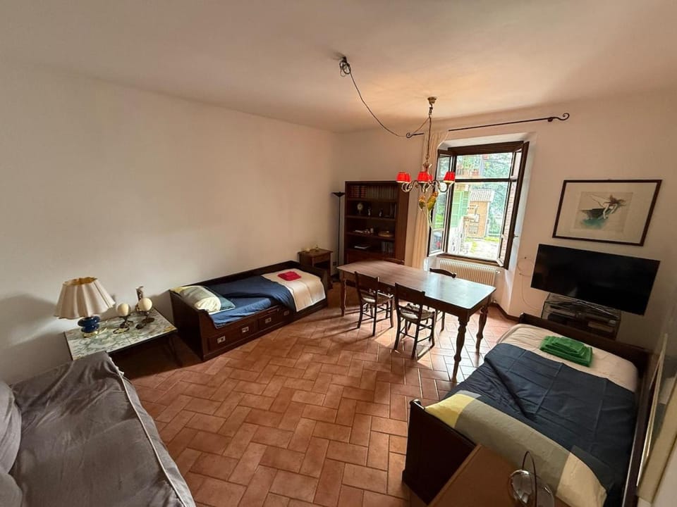 Communal lounge/ TV room, Bed, TV and multimedia, Living room, Seating area, Evening entertainment, Bedroom