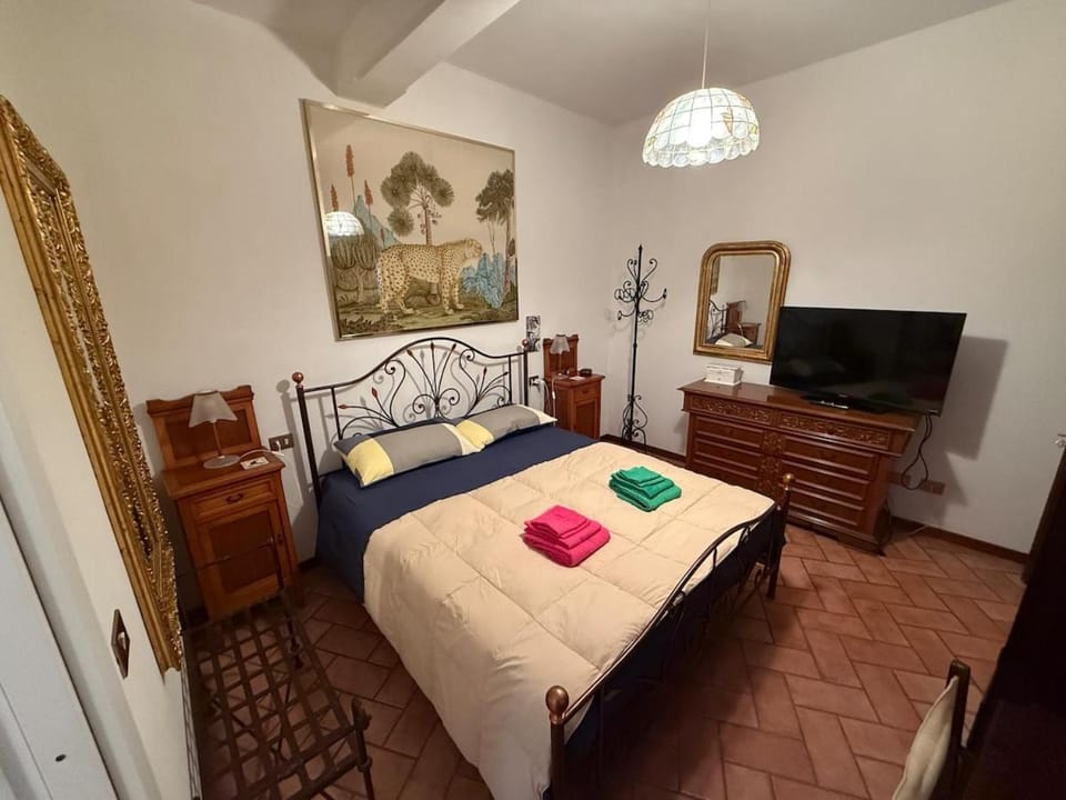 Bed, TV and multimedia, Photo of the whole room, Bedroom, towels