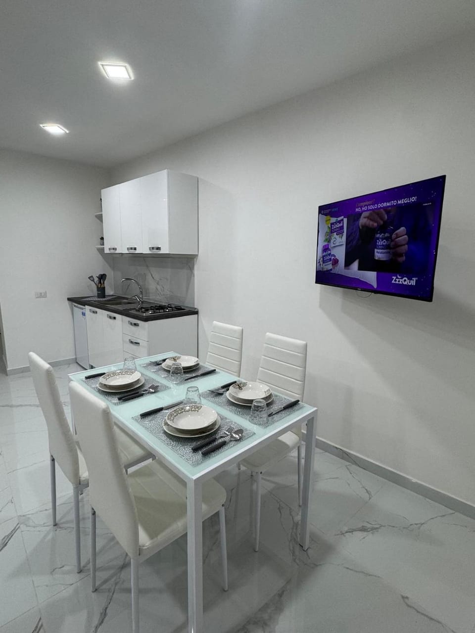 TV and multimedia, Kitchen or kitchenette, Dining area, stove