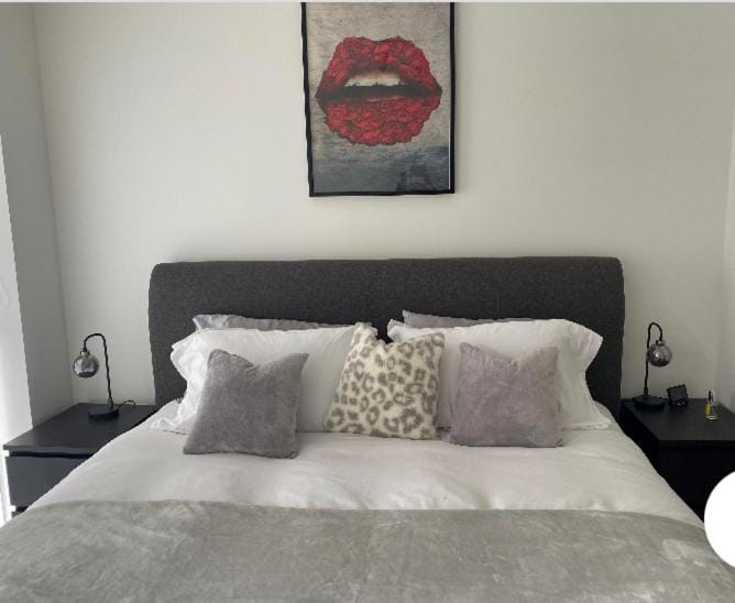 Luxury Super King Size Bed with Separate Bathroom Vacation rental in Dartford
