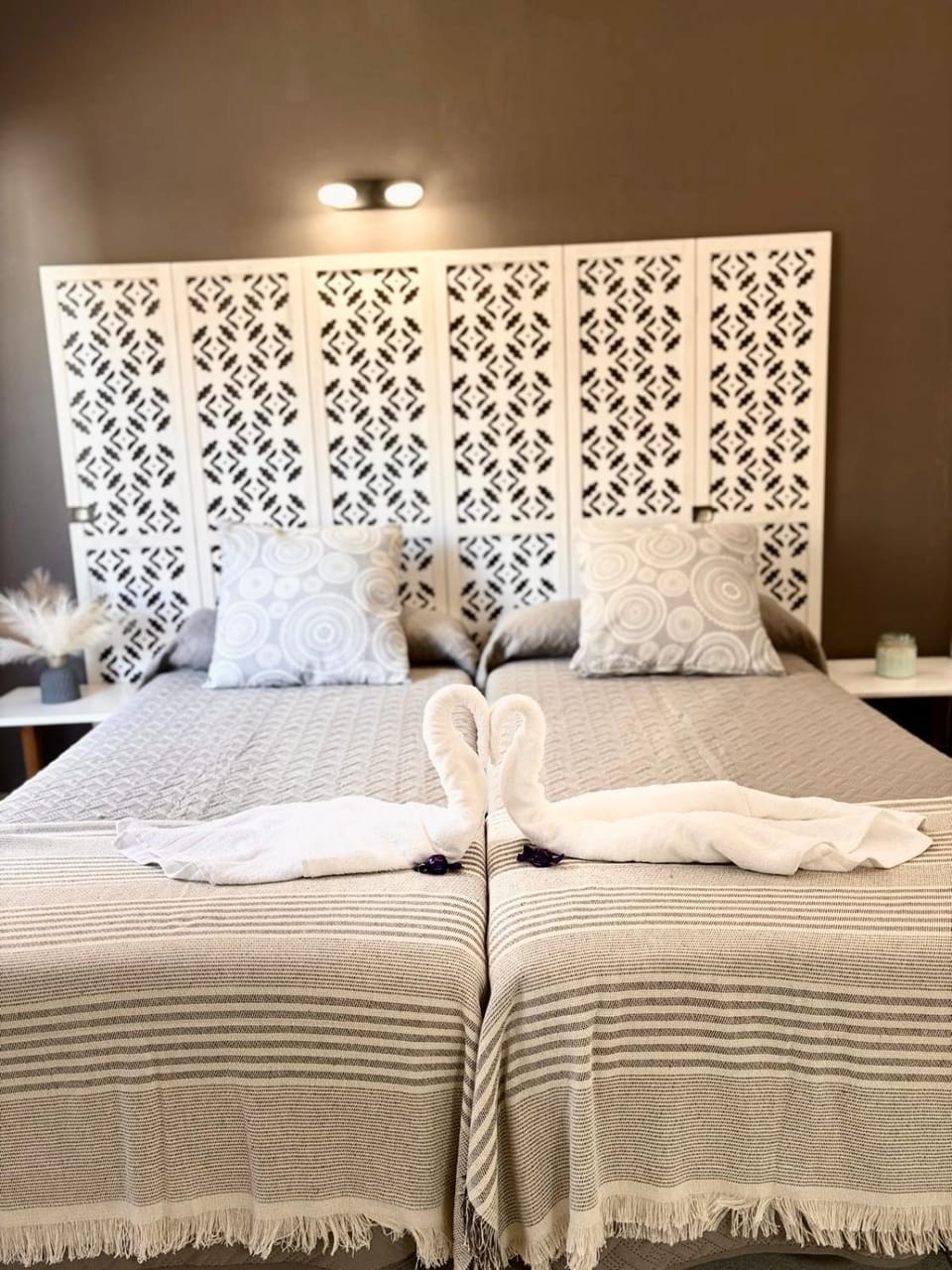 Bed, Bedroom, towels