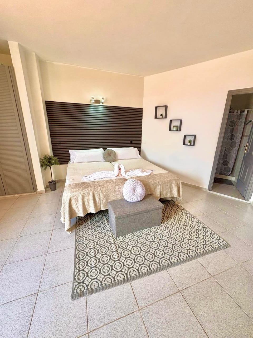 Bed, Bathroom, Photo of the whole room, Bedroom, towels