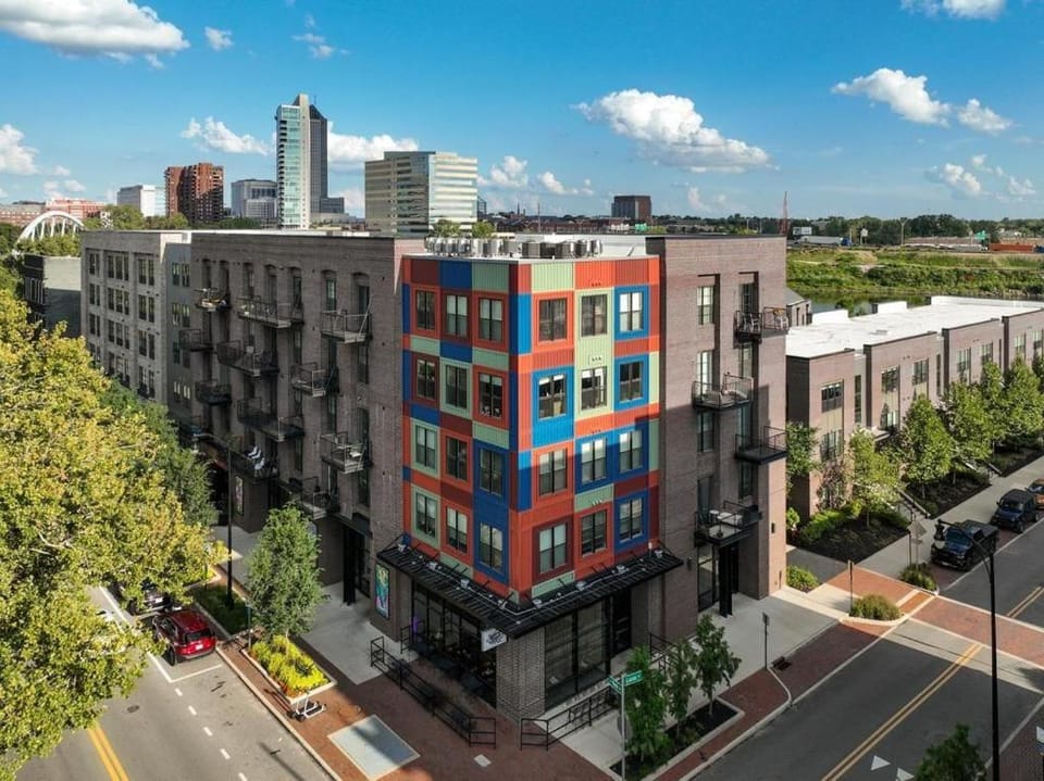 City View Designer Elevator Covered Parking Apartment in Franklinton